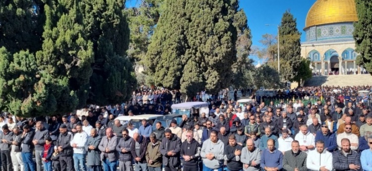 الاحتلال يصادق على السماح لـ10 آلاف فلسطيني الدخول للقدس غدا