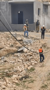 مستوطنون يعتدون على طواقم شركة كهرباء الجنوب بمسافر يطا