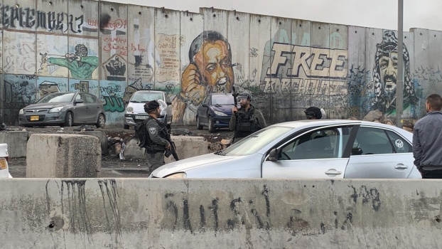 إصابة حرجة لشاب برصاص الاحتلال عند حاجز قلنديا شمال القدس