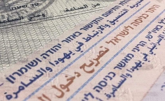 استغل حاجة الناس للتصاريح ليحتال عليهم بمبالغ مالية وتصاريح وهمية