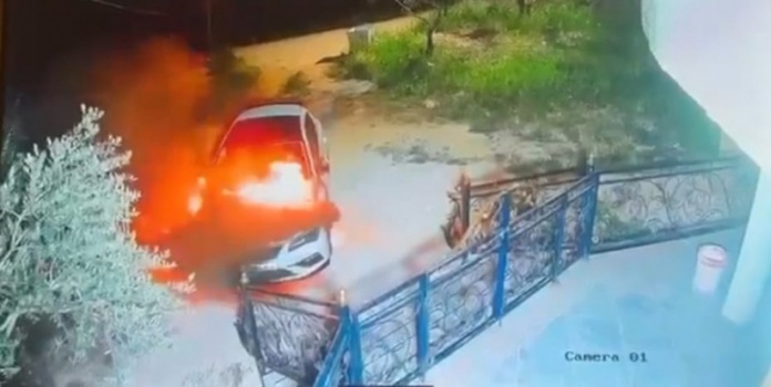 مستوطنون يحرقون مركبة ويخطون شعارات في قيرة شمال سلفيت