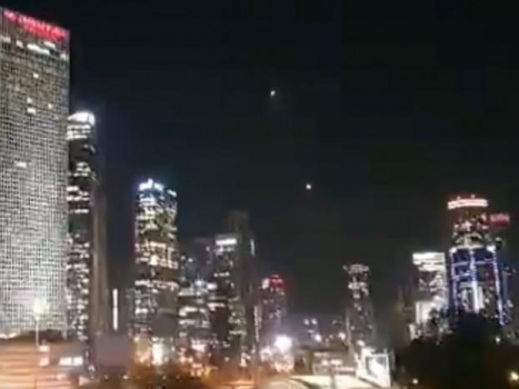 دوي صافرات الانذار وانفجارات كبرى في "تل أبيب الكبرى" جراء صاروخ يمني