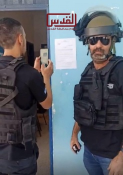 قوات الاحتلال تقتحم مدارس &ldquo;الأونروا&rdquo; في مخيم شعفاط وتعلق أوامر بالإخلاء والإغلاق