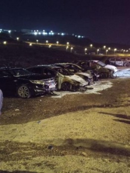 مستوطنون يحرقون نحو 17 مركبة غرب سلفيت
