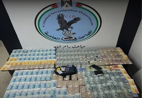 الشرطة تقبض على شخص سرق حقيبة تحتوي على مبلغ مالي كبير في رام الله