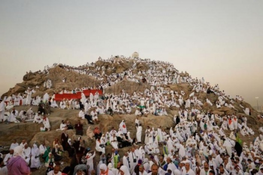 حجاج بيت الله يفدون إلى عرفة لأداء ركن الحج الأعظم