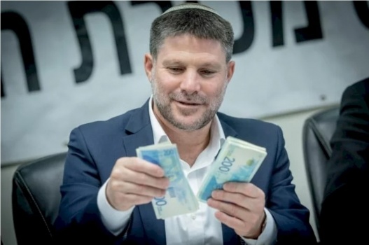 وزير المالية الإسرائيلي يأمر بإلغاء إعفاء يتيح التعاون مع البنوك الفلسطينية