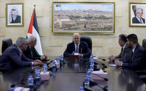 الحكومة الفلسطينية تؤكد الجاهزية وتطمئن المواطنين بشأن الوقود والخدمات الأساسية
