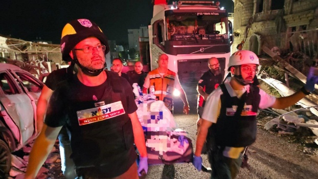 هجوم إيراني مركّب بالصواريخ والمسيرات يضرب عمق الاحتلال: قتلى وإصابات ودمار هائل في "تل أبيب"