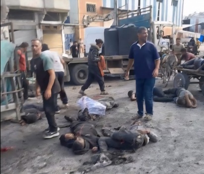 مجزرة بخان يونس: عشرات الشهداء بقصف منتظري المساعدات
