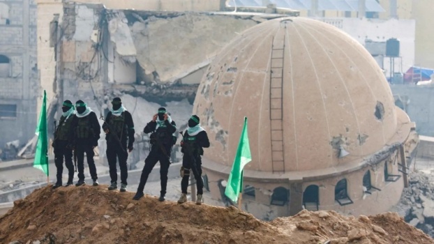 هجوم في خانيونس: 14 مقاوما يهاجمون موقعا عسكريا ويحاولون أسر جنود