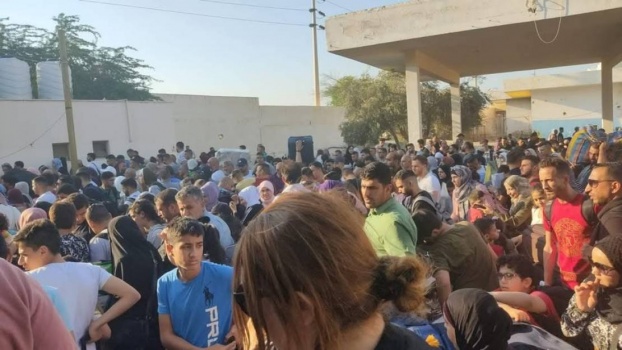 ابتزاز وسوق سوداء.. مئات الفلسطينيين عالقون في الأردن وداخلية رام الله توضح
