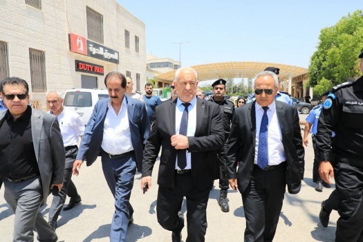 صور...وزير الداخلية يزور معبر الكرامة ويؤكد على مواصلة الجهود لتحسين الخدمات المقدمة للمواطنين