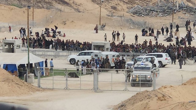 في ظل المجاعة..ويتكوف يصل إلى مركز توزيع المساعدات في رفح