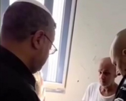 فيديو- بن غفير يقتحم زنزانة الاسير مروان البرغوثي ويهدده … العائلة تخشى اغتياله