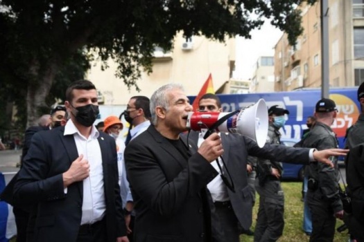 لابيد: هناك خطة وافقت عليها حماس لكن حكومة نتنياهو تتلاعب والمختطفون يموتون