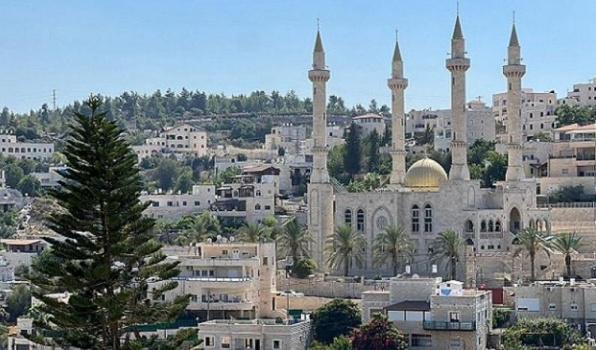 اعتداء مستوطن على مسجد العزير في أبو غوش قرب القدس المحتلة يثير غضب الأهالي