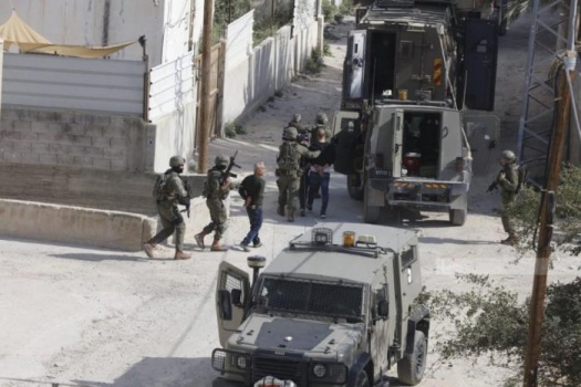 الاحتلال يصيب شابا بالرصاص ويعتقل 6 آخرين بينهم سيدتان من محافظة الخليل