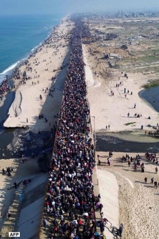 استمرار عودة النازحين إلى مدينة غزة وشمالها وانتشال جثامين شهداء جدد