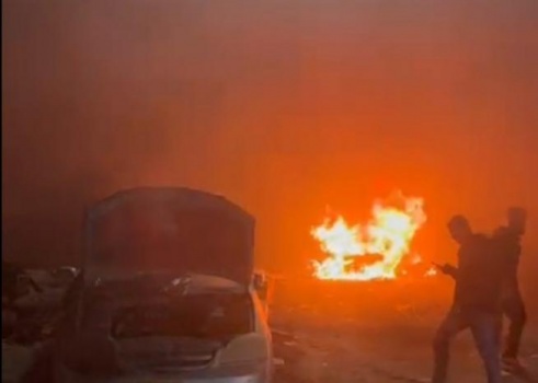 مستوطنون يهجمون على قرية المغير ويحرقون ثلاث مركبات