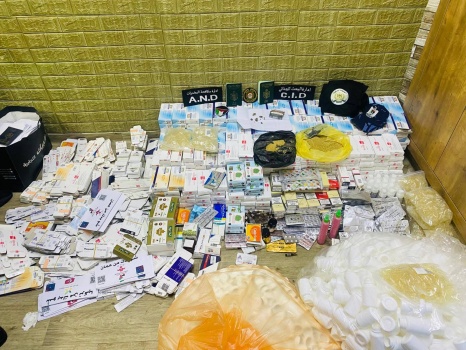 المباحث تضرب بقوة: ضبط أكبر مـعمل لتزويــر وصنــاعة الأدويـة داخل منزل في طولكرم(صور)