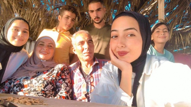 "الناجي الوحيد".. لقب "بتول" الذي جردها الفقد معانيه