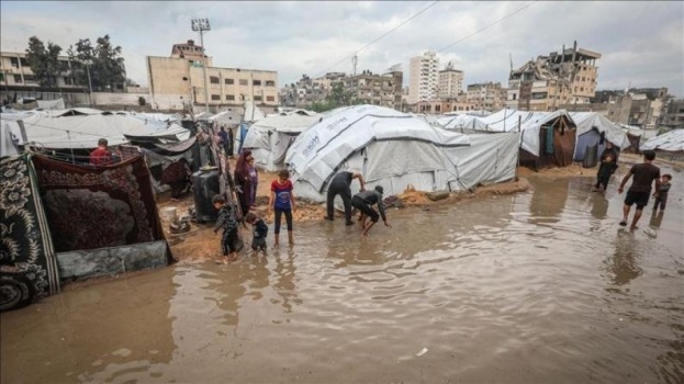 ليلة قاسية في غزة: غرق خيام وتطاير أخرى وسط رياح عاتية وأمطار غزيرة
