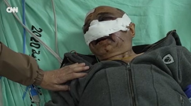 جندي إسرائيلي يخنق مصور CNN ويطرحه أرضا ويقول: "أرض الضفة كلها لنا"