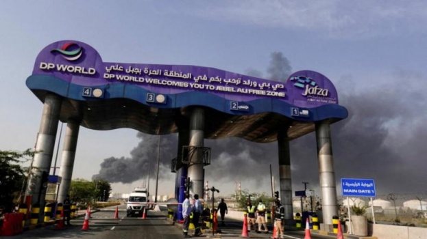 هجوم على ناقلة كويتية في مرسى دبي يشعل النار فيها ويرفع أسعار النفط