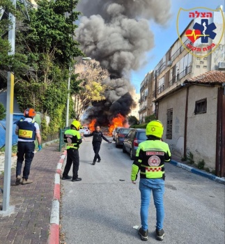 صواريخ انشطارية على تل أبيب يوقع إصابات واشتعال النيران في بني براك وبتاح تكفا