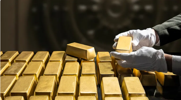الذهب يهبط مع تضاؤل الأمال في خفض أسعار الفائدة