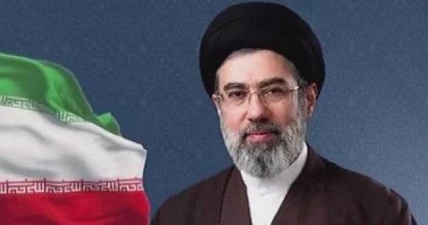 حروق بالغة وصعوبة فى النطق وطرف صناعى.. تفاصيل حالة مجتبى خامنئى