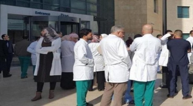 نقابة الأطباء تعلن إجراءات تصعيدية تشمل تقليص الدوام في المستشفيات الحكومية
