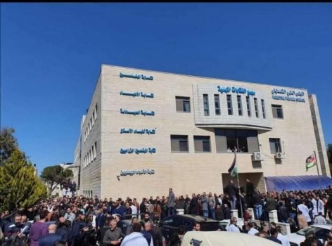 نقابة الأطباء تقدّم مقترحًا للحكومة لاعتماد آلية جديدة للرواتب