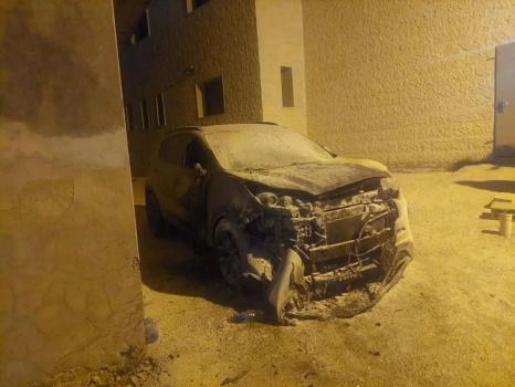 صور...مستوطنون يحرقون مسجدا وعددا من المركبات في جيبيا شمال غرب رام الله