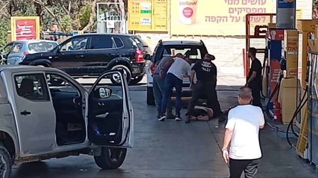 قتيل وثلاث إصابات بعملية إطلاق في مستوطنة "كوخاف يائير" واعتقال المنفذ