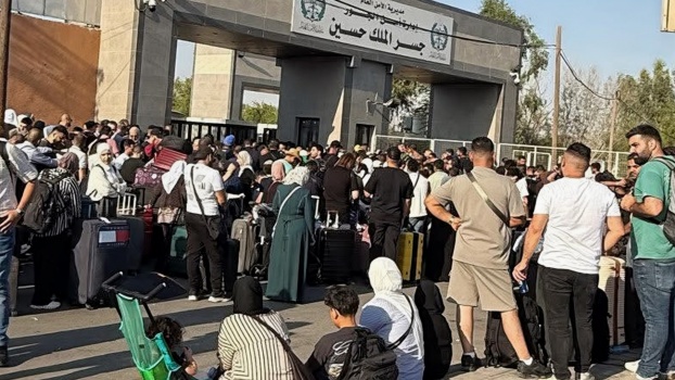 عذاب الجسر: أقرب حجز بعد 25 يوماً.. و"رشاوى" تُفرض بقوة الأمر الواقع