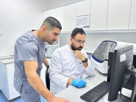 إنجاز طبي فلسطيني عالمي .. الدكتور محمود رزيقات يحدد طفرة وراثية مسببة لمرض نادر لدى عائلة فقدت 13 طفلاً