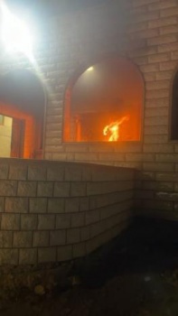 المستوطنون يواصلون اعتداءاتهم في الضفة.. إحراق مسجد والاعتداء على ممتلكات المواطنين