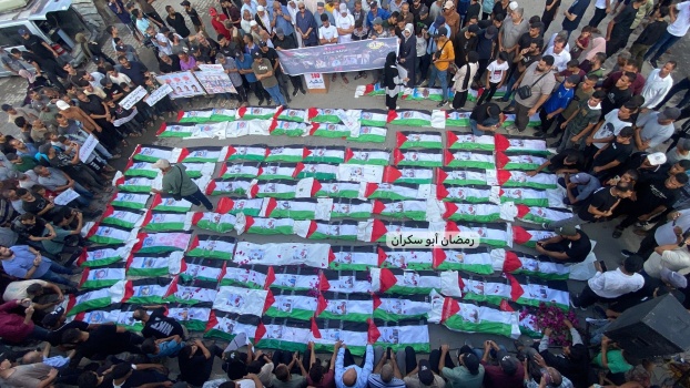 تشييع جثامين 100 شهيد في غزة بينهم 70 طفلاً بعد انتشالهم من تحت الأنقاض