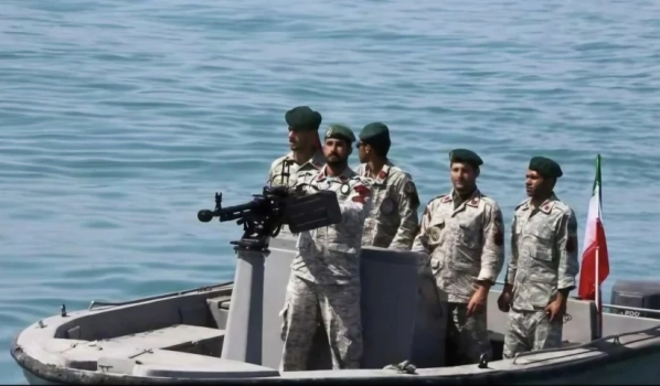 الحرس الثوري الإيراني يعلن الاستيلاء على غواصة أمريكية مسيّرة في مضيق هرمز