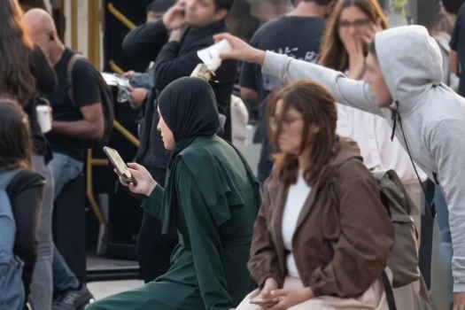 مستوطن يسكب مشروبات غازية على طالبات فلسطينيات بالقدس ويتباهى بفعلته

