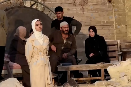 على أنقاض "فرش الهوى".. عائلة فلسطينية تجسد مأساة العقاب الجماعي بالخليل