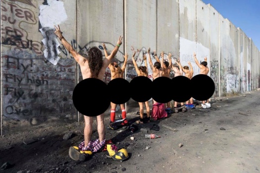 بالصور : نشطاء اجانب يقومون بالتعري امام جدار الفصل العنصري تضامنا مع الشعب الفلسطيني