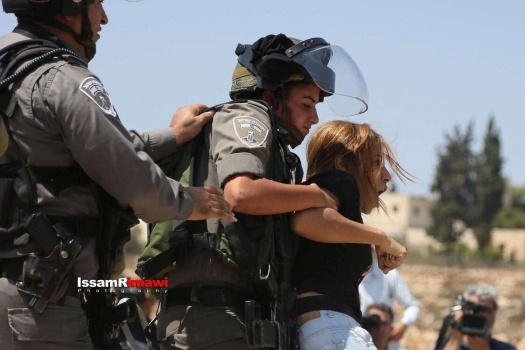 صور / جنود الاحتلال يعتدون على الناشطة الفلسطينية (لما نزيه) ومن ثم يتم اعتقالها