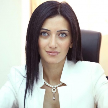 صور / وزيرة العدل الأرمنية العزباء تثير ضجة على مواقع التواصل الاجتماعي بسبب جمالها