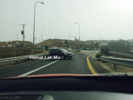 بعد فتحها لحاجز DCO الواصل الى رام الله قوات الاحتلال تمنع سيارة فلسطينية من المرور بسبب العلم الفلسطيني
