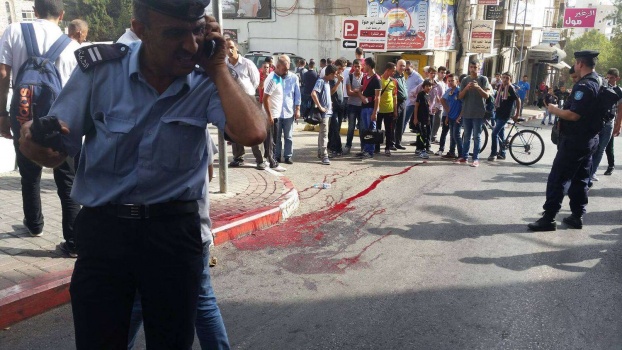 في وضح النهار مقتل الشاب ريناد ابوغوش واصابة اخر باعتداء بالسكاكين من قبل مجهولين وسط رام الله
