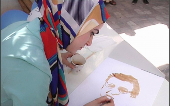 بالصور / الشابة "رحيق خربط" تبدع برسم لوحاتها باستخدام ادوات ومواد نستخدمها بحياتنا اليومية