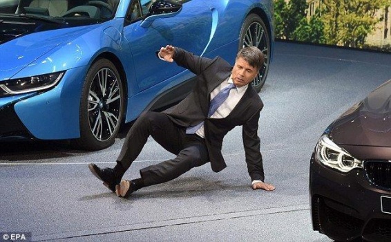 ‬ المدير التنفيذي لشركة BMW يسقط أرضا أثناء عرضه لسيارة كهربـائية من إنتاج شركته